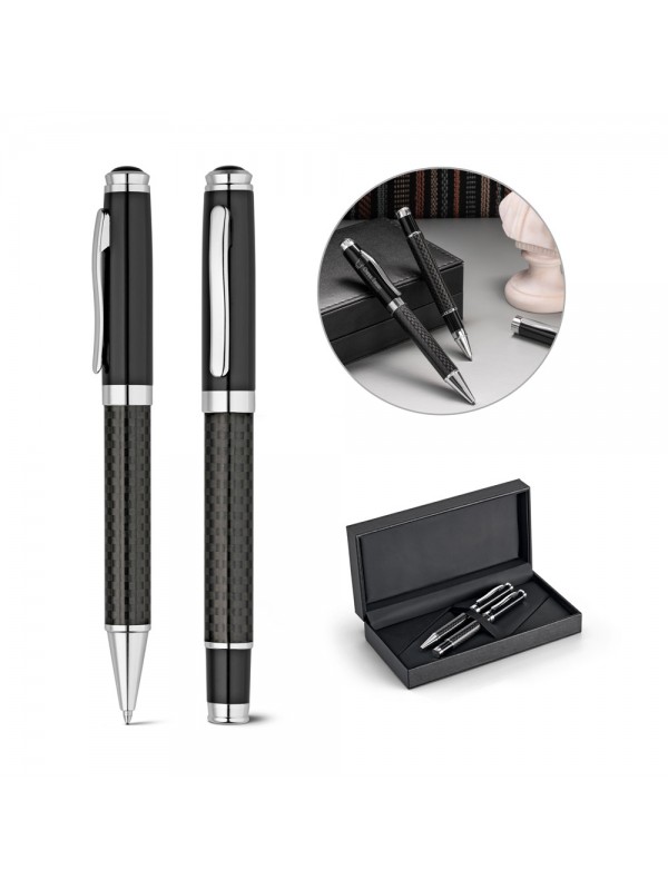 CHESS. Set con penna roller e penna a sfera in metallo e fibra di carbonio con meccanismo a rotazione CHESS. Set con penna roller e penna a sfera in metallo e fibra di carbonio con meccanismo a rotazione