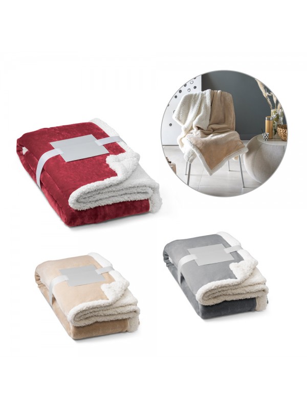 HEIDEN. Coperta reversibile in pile confezionata (190 g/m²) con nastro in raso e cartoncino personalizzabile HEIDEN. Coperta reversibile in pile confezionata (190 g/m²) con nastro in raso e cartoncino personalizzabile