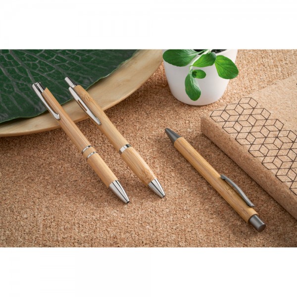 BETA BAMBOO. Penna a sfera in bambù con clip e dettagli in metallo