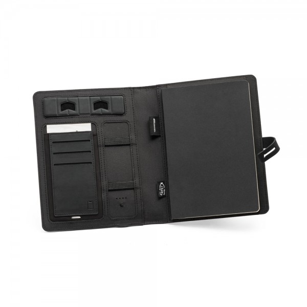 EMERGE A5 FOLDER. Cartella A5 in in poliestere riciclato (100% rPET) 300D con caricatore wireless