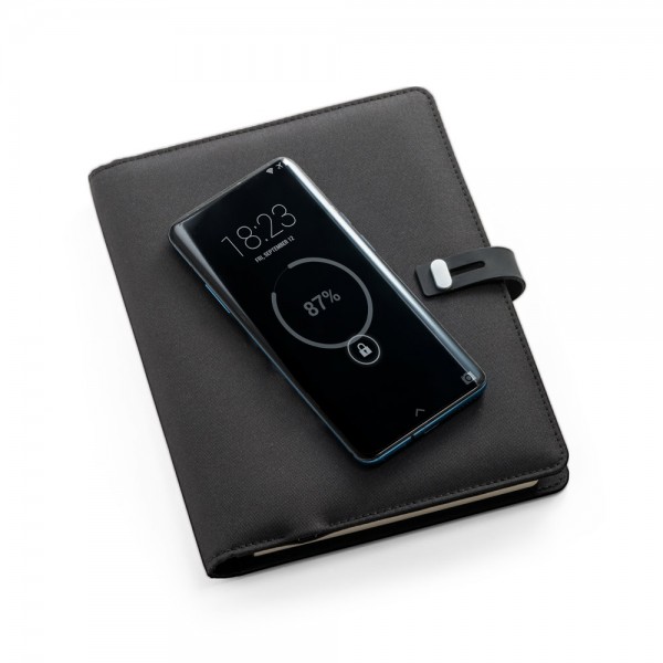EMERGE A5 FOLDER. Cartella A5 in in poliestere riciclato (100% rPET) 300D con caricatore wireless