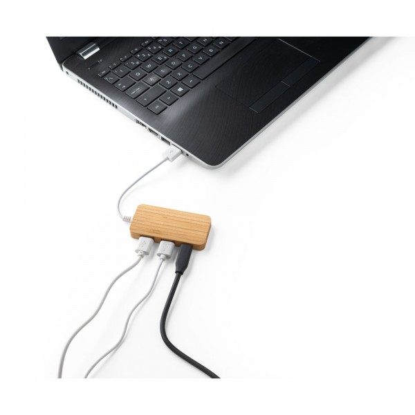 MOSER. HUB con 2 porte USB-A e 1 USB-C in bambù