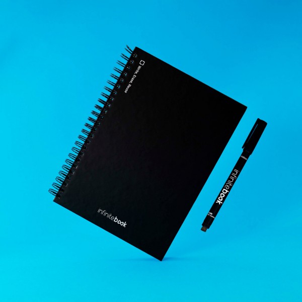 STARTER KIT INFINITEBOOK A5. Il set include un "Infinitebook", un kit di pulizia, un pennarello e un portapennarelli